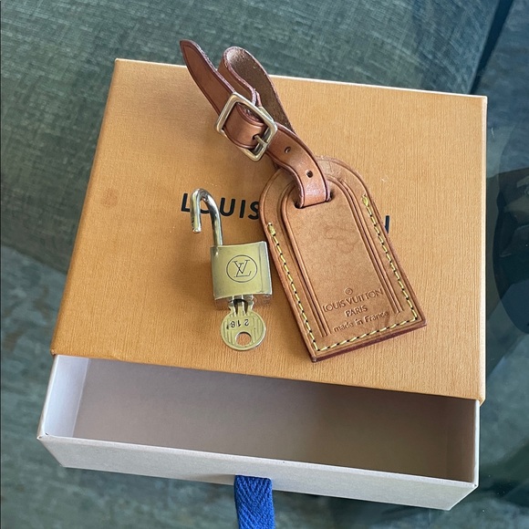 LV #218 key with LV box and luggage tag bundle - Picture 3 of 4